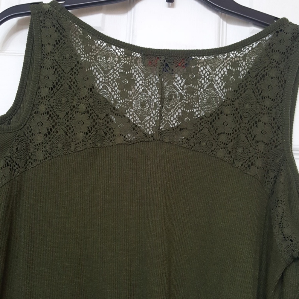 Cold Shoulder Top - Picture 4 of 5